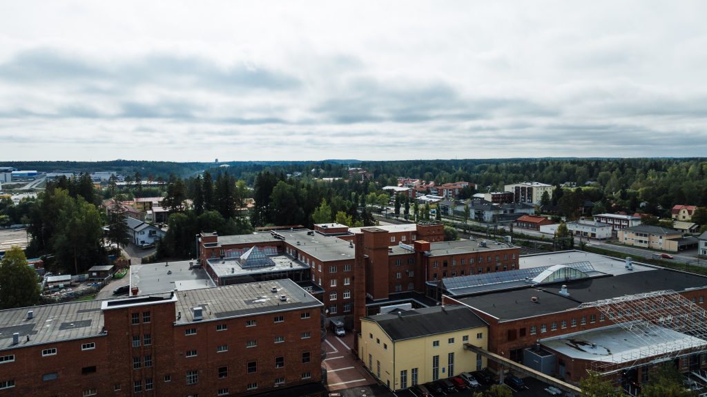 Loft-henkinen, monimuotoinen Klondyketalo on kooltaan n. 30 000 kerrosneliömetriä