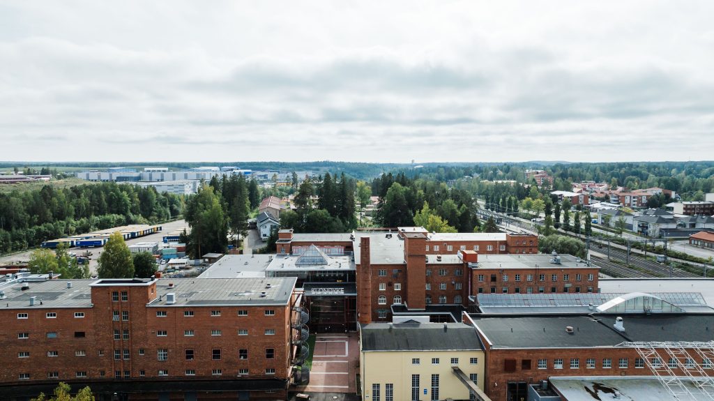 Loft-henkinen, monimuotoinen Klondyketalo on kooltaan n. 30 000 kerrosneliömetriä